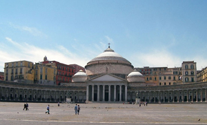 a-piazza-plebiscito-e-a-maior-e-mais-famosa-praca-de-napoles-na-italia-o-local-abriga-construcoes-como-a-igreja-de-san-francesco-di-paola-o-palazzo-reale-o-palazzo-salerno-e-o-palazzo-d